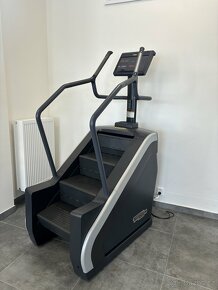 Technogym 1000LCD stepmill LIVE - schodový trenažer - 13