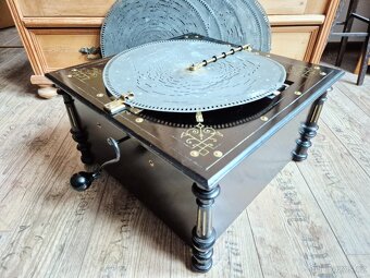 Velký starožitný hrací stroj, flašinet na kliku Amorette - 13