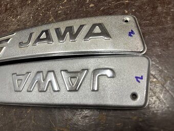 Predám bočné lišty nádrže s nápisem JAWA 350/634 - 13