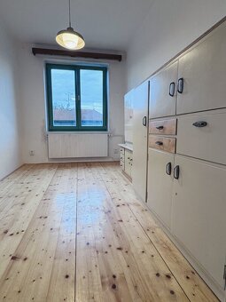 Prostorný byt 3+1 s balkonem, zahrádkou a osobitým stylem na - 13