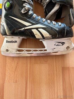 Hokejové brusle reebok us 10,5 + šnúrky howies - 13