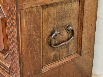 Intarzovaná dubová truhla z 18. století - 13