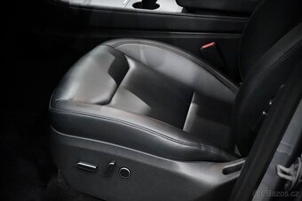 Tesla Model Y Long Range Dual Motor AWD  REZERVOVÁNO - 13