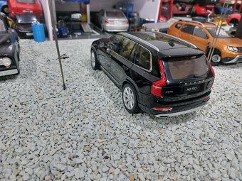 model auta 1:18 Volvo XC 90 čierna farba ,Paudi - 13