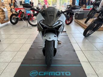 CFMOTO 675 SR-R - šedá, bílá skladem AKCE HELMA - 13