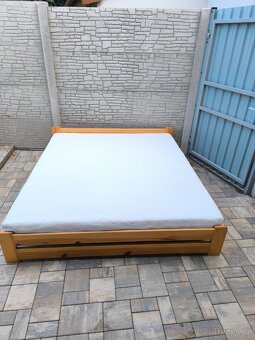Prodám manželskou postel + Matrací + Noční stolky - 13