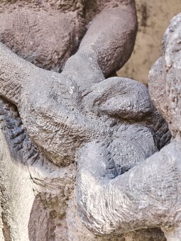 Obří pískovcové sousoší „Matka s dítětem” z období první rep - 13