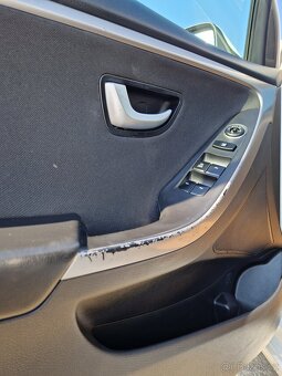 Hyundai i30 kombi 1.6 MPI 88 kw Trikolor Komfort, 1. majitel - 13