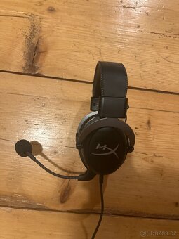 PC s monitorem, sluchátky, klávesnicí a myší - 13