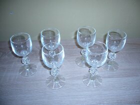 Různé hrnky a skleničky. - 13