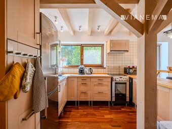 POUZE U NÁS Výjimečný rodinný dům, pozemek 973 m2, Makov - 13