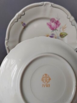 Klasická porcelánová čajová sada s jemným květinovým decorem - 13