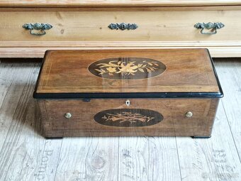 Krásný starožitný hrací stroj se zvonečky a bubínkem - 13