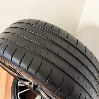 VW GOLF VIII 8 BAKERFIELD 5x112 R18 ET51+LETNÍ 225/40R18 5mm - 13