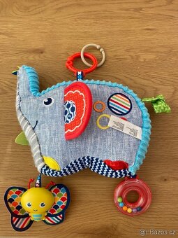 Výbavička pro miminko-fusaky,deky,hracky,oblečky - 13