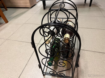 Kovový stojan na vinné lahve - 13