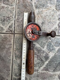 Starý samosvorný klíč - hasák a starou ruční vrtačku - 13