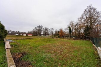 Prodej venkovského stavení s uzavřeným dvorem a rozlehlým po - 13