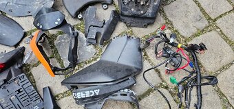 Prodám díly na KTM Duke 125 - 13