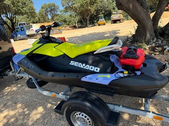 2024 Sea Doo SPARK TRIXX 3-up iBR 90hp modro-žlutý - 13