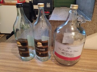 láhve 0,5l a 1lt s uzávěrem, plucky (placatky) 0,2l - 13