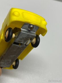 autíčko igra barkas staré hračky igra žluté autíčko retro - 13