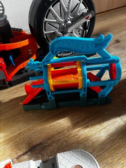 Hot Wheels sada (el. autodráha + hrací foplňk - 13