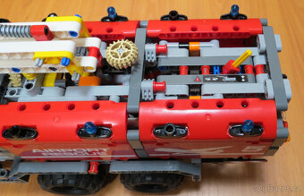 LEGO 42068 Letištní záchranné vozidlo - 13