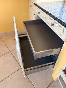 Kuchyňská linka se žulovou deskou - 13