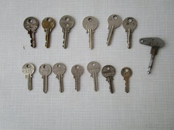 Skřipce, kroužky, korkové zátky, klíče - 13