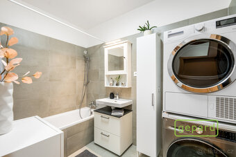 Prostorný byt 3+kk (90 m²) s velkým balkonem a parkovacím st - 13