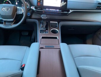 TOYOTA SIENNA HYBRID  (rezervace) - 13