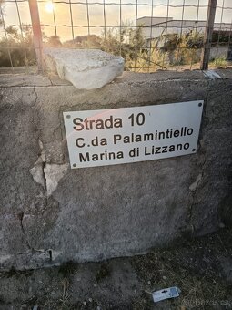 Krásný obezděný pozemek cca 600 m² jen 600 m od pláže Itálie - 13