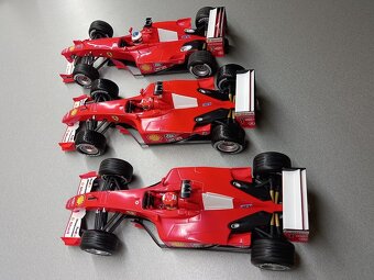 3x F1 FERRARI F2001 a F2000 SCHUMACHER HOTWHEELS 1:18 - 13