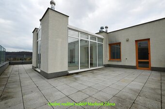 Pronájem velkého bytu s terasou, 2x park,stání, 2x sklep - 13