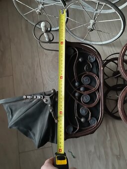 Starožitný proutěný kočárek pro panenky 🧸 loukoťková kola - 13