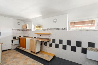 Multifunkční objekt přímo na náměstí v Sadské - 13