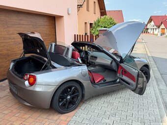 BMW Z4 2.2i (125kw) manuál, dovoz DE, červená kůže - 13