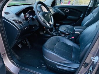Hyundai ix35 2.0 BENZÍN 120KW 4x4 MANUÁL KAMERA VYHŘEV TAŽNÉ - 13