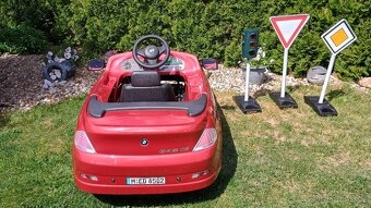 šlapací auto BMW 645 CI + semafor a dopravní značky - 13