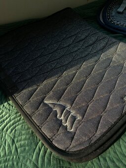 Krásná Podsedlová dečka EQUILINE diamac logo VS black-třpyt. - 13