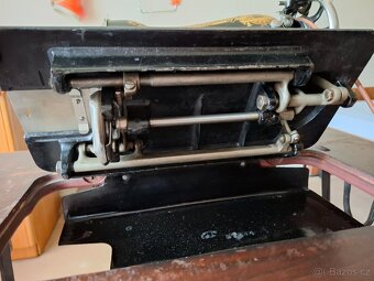 Starožitný šlapací šicí stroj Singer - 13