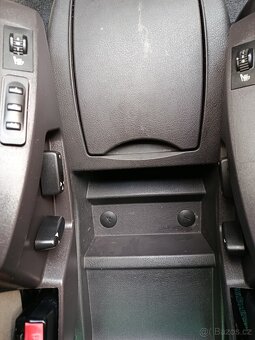 Peugeot 807 2.0 HDI 100 KW 7 Mist 5 sedaček slušní stav - 13