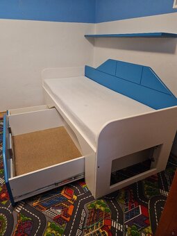 Dětský nábytek - skříně, postel, stůl a poličky - 13