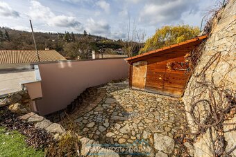 Prodej domu se 3 apartmány, útulným dvorkem, a na skvělé adr - 13