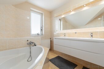 Prodej rodinného domu 270 m², pozemek 1000 m², Komárov - 13