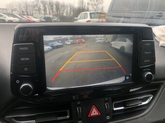 Hyundai I30 combi 1.5i facelift   KAMERA   POJÍZDNÉ - 13