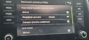 Škoda Karoq TDi DSG model 2021 laneasist tažný park.kamera - 13