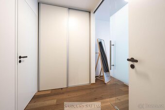 Pronájem prostorného, světlého 2+kk 56m2, terasa 10m2, garáž - 13