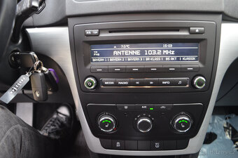 PRODÁM ŠKODA YETI 1.4TSI DSG 90KW AMBIENTE 2015 - 13